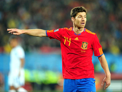 Xabi Alonso xuất ch&uacute;ng từ tr&ecirc;n s&acirc;n đến băng ghế chỉ đạo - Ảnh 2